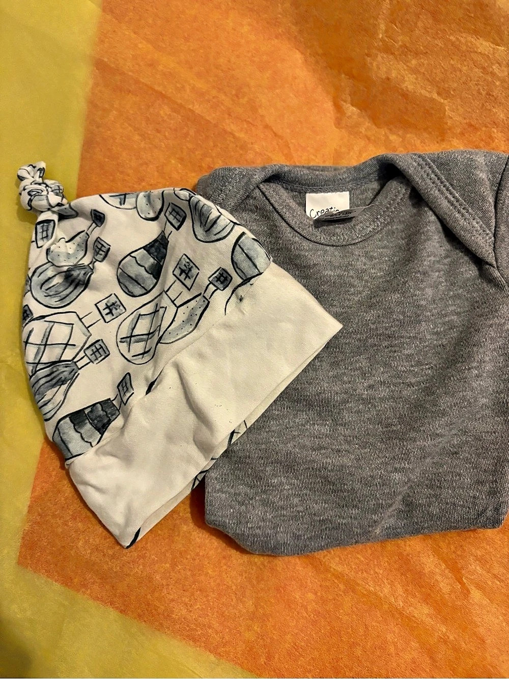 Creation Gracie Baby Bodysuit & cap Set in Gray & White Size 6-12 Mos. New, with